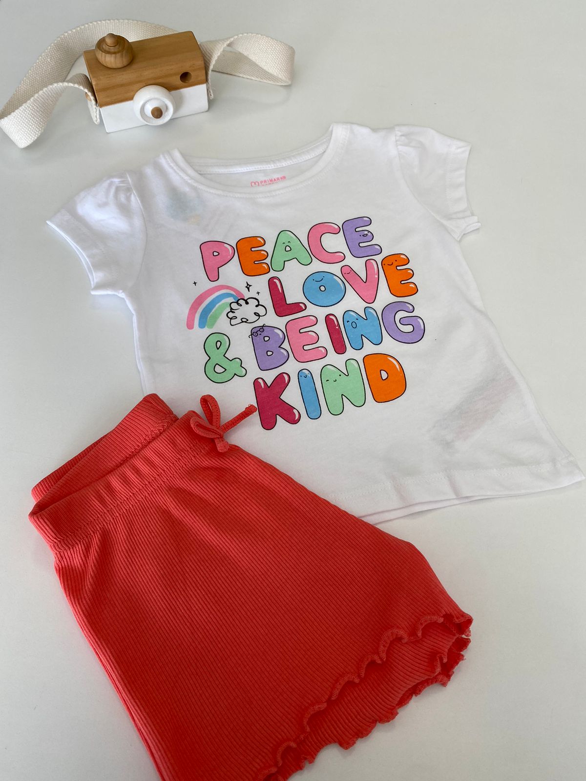 Conjunto Blusinha Branca e Shorts Laranja