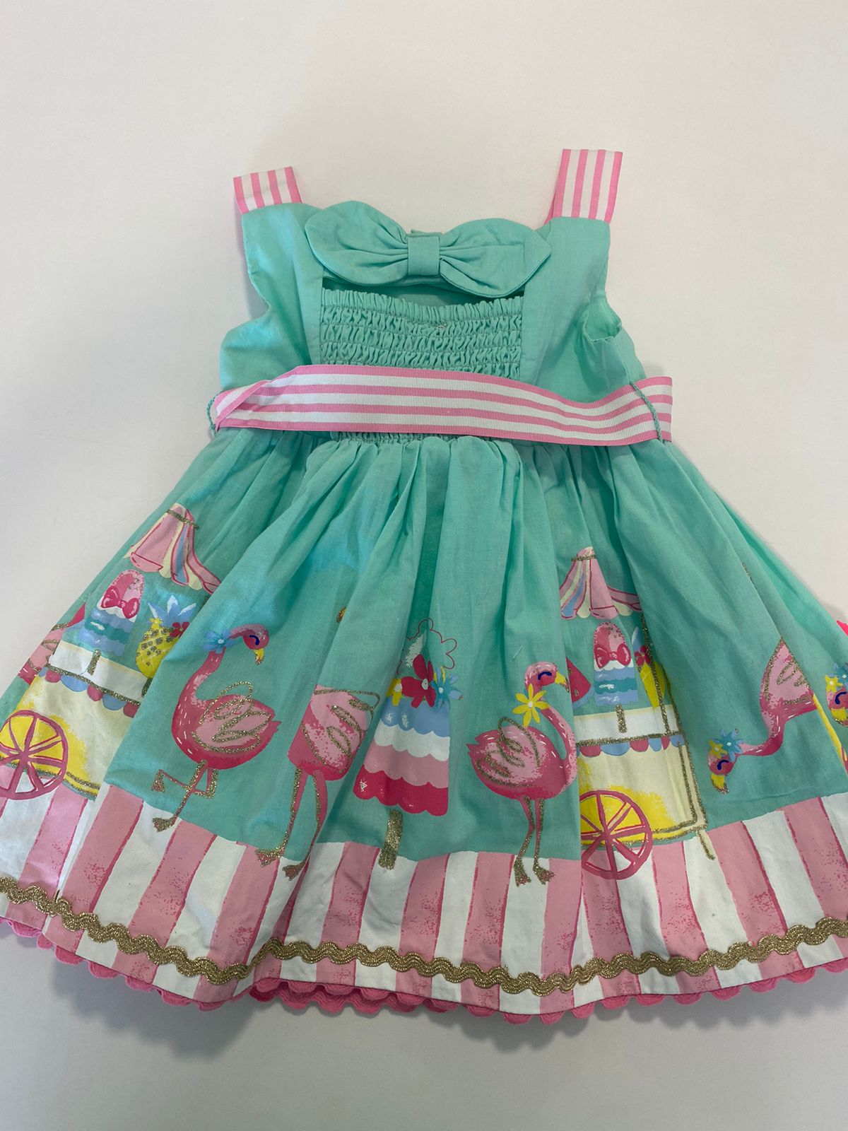 Vestido Verde Com Laco Rosa e Barra de Flamingo