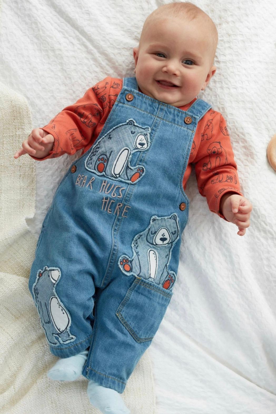 y Jardineira Jeans e Blusa Laranja de Urso