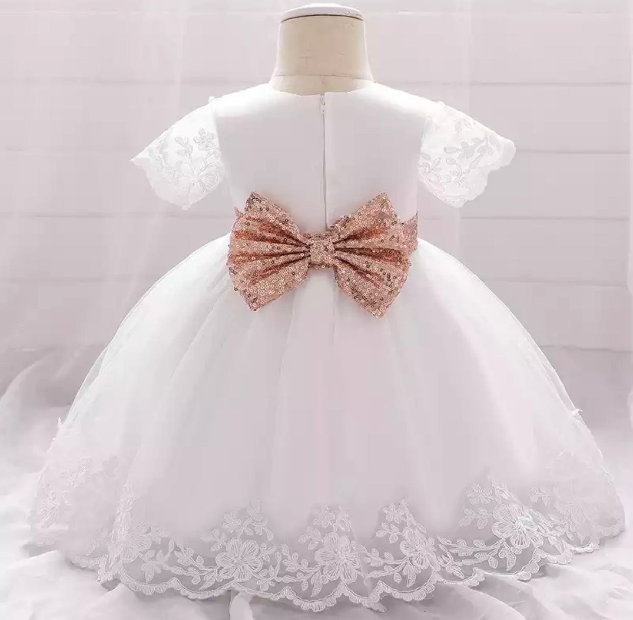 Y Vestido com Laço Dourado