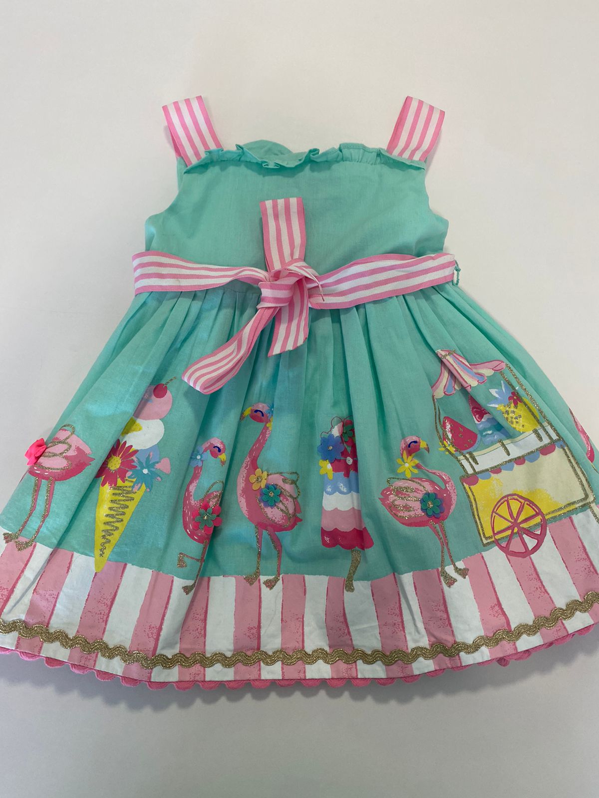 Vestido Verde Com Laco Rosa e Barra de  Flamingo
