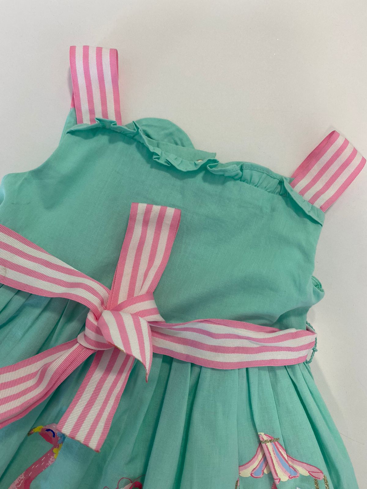 Vestido Verde Com Laco Rosa e Barra de  Flamingo
