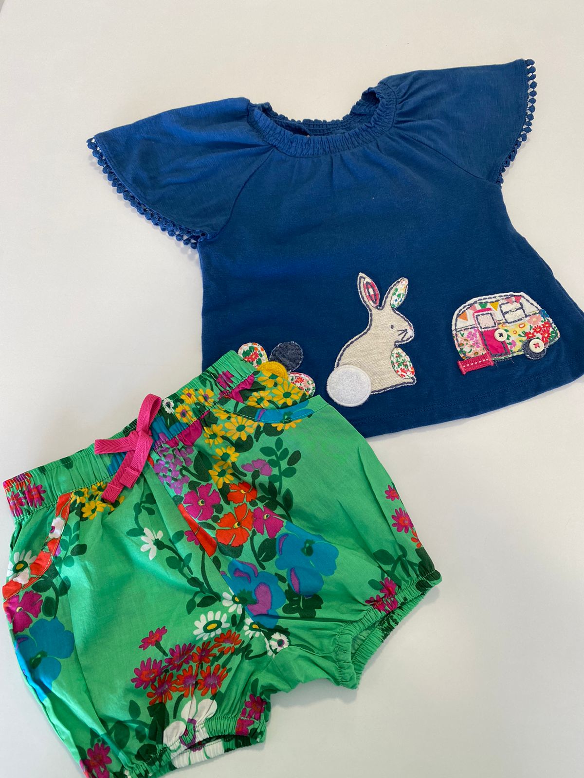 Conjunto Blusinha Azul e shorts verde florido