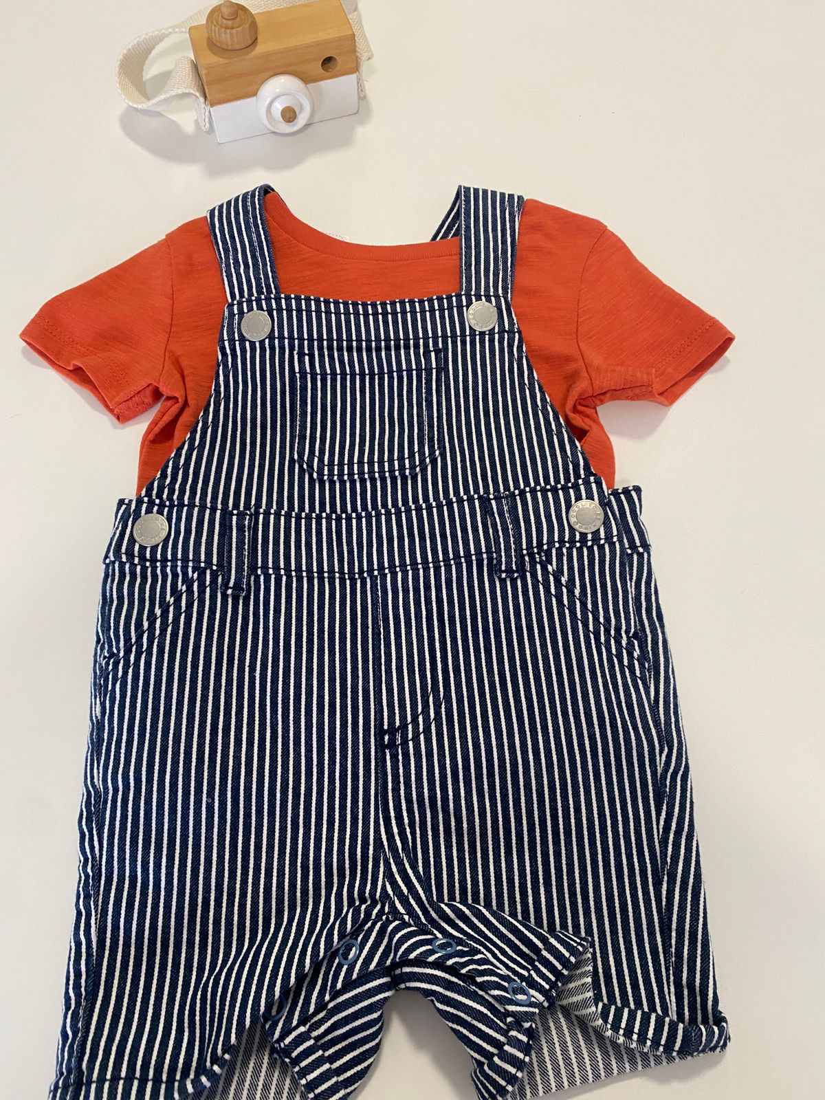 Jardineira Listrado Azul e Branco com Camiseta Laranja