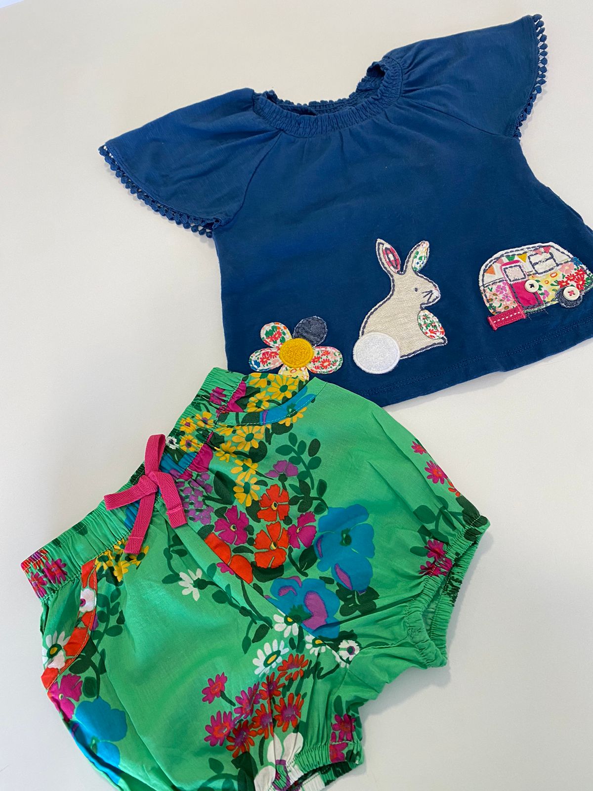 Conjunto Blusinha Azul e shorts verde florido