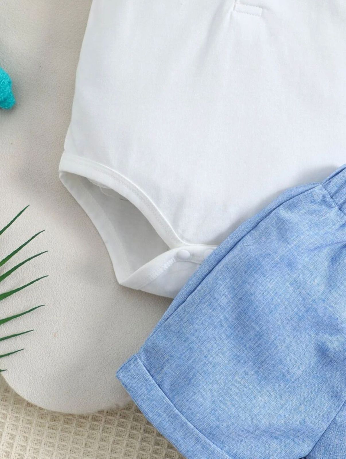 Jardineira Azul com Body Branco e Gravata