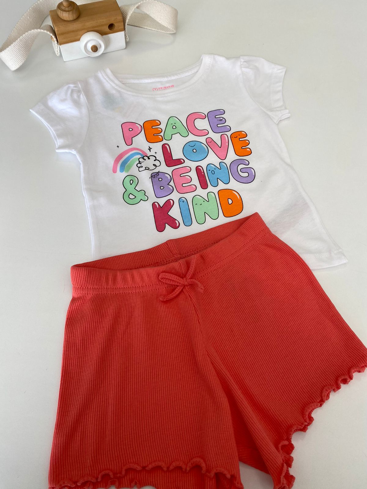 Conjunto Blusinha Branca e Shorts Laranja