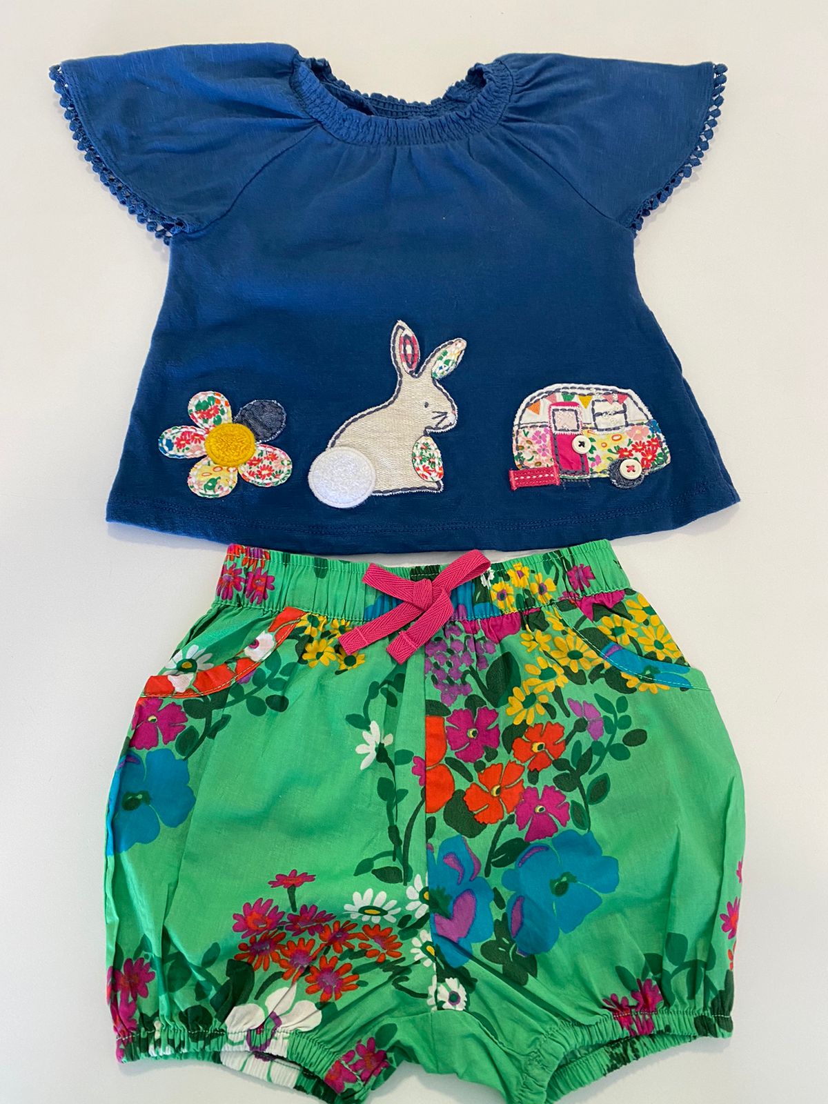 Conjunto Blusinha Azul e shorts verde florido