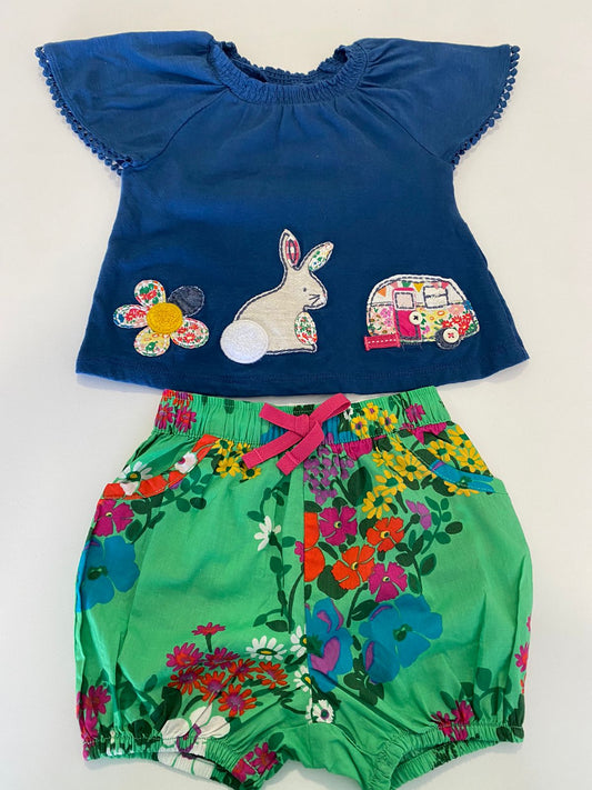 Conjunto Blusinha Azul e shorts verde florido