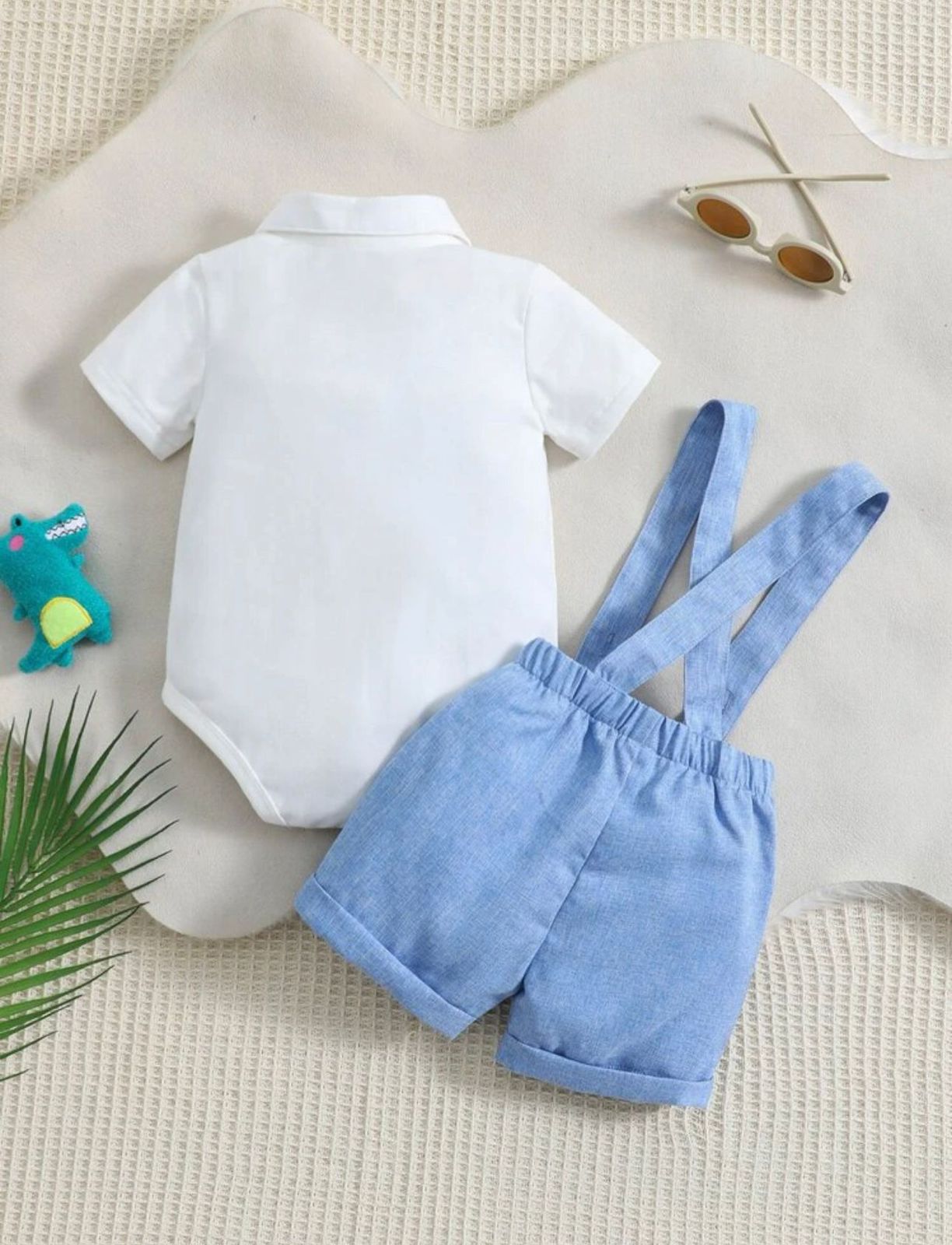 Jardineira Azul com Body Branco e Gravata