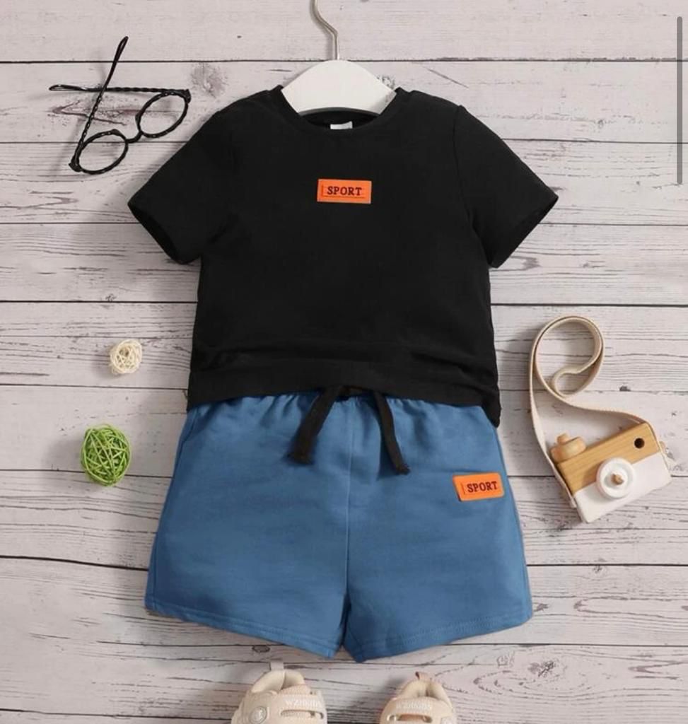 Conjunto Camiseta Preta e Shorts Azul