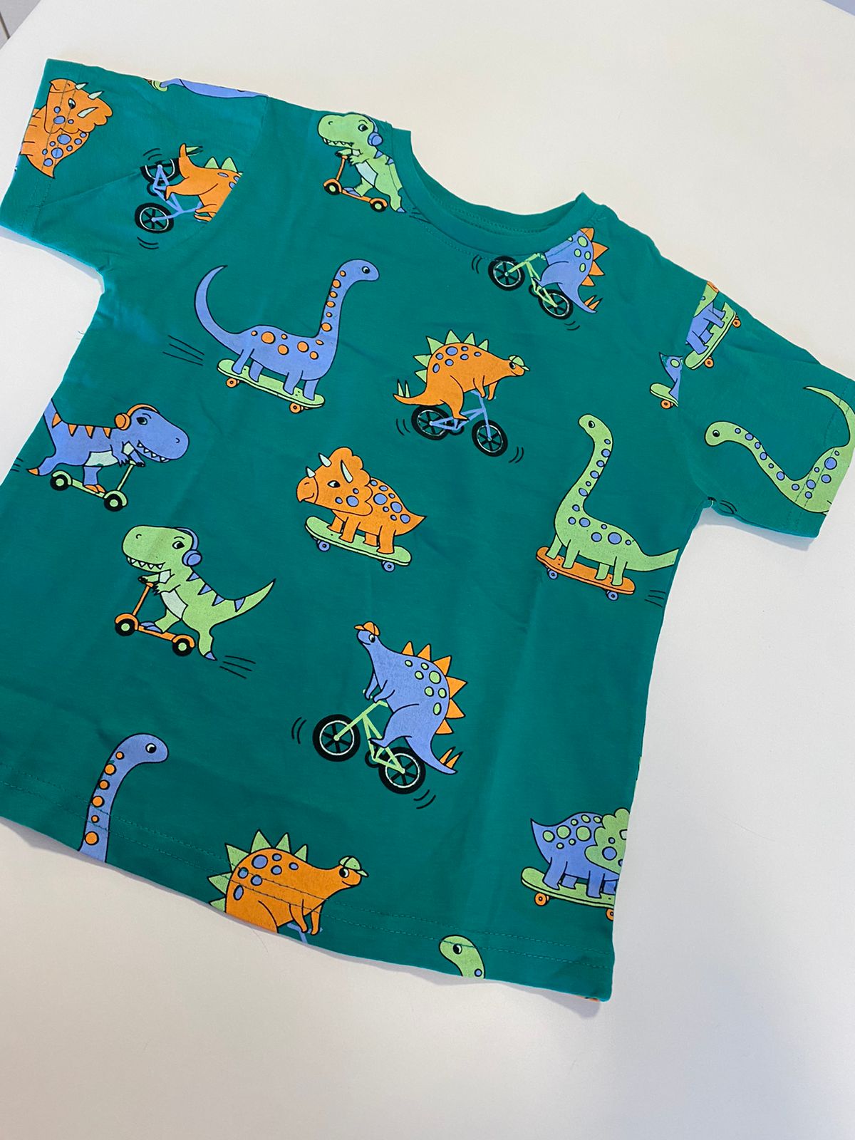Camiseta Verde e Cinza e Preta Estampada