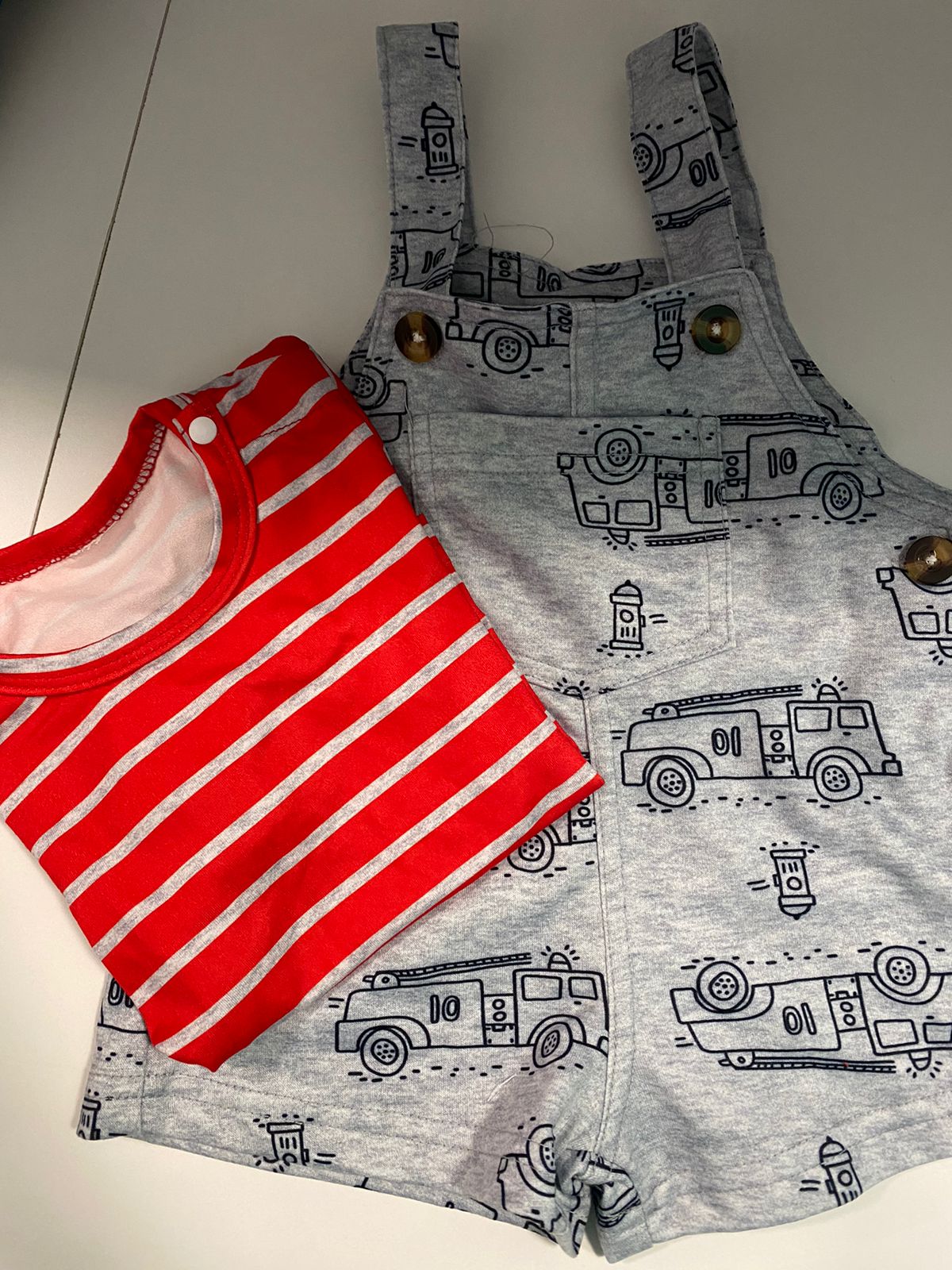 Jardineira Tecido Cinza com  Camiseta vermelha Listrada