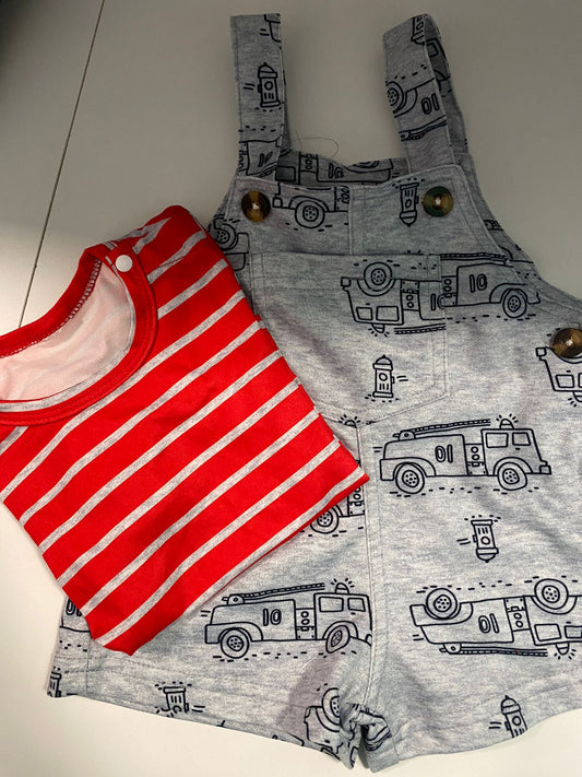 Jardineira Tecido Cinza com  Camiseta vermelha Listrada