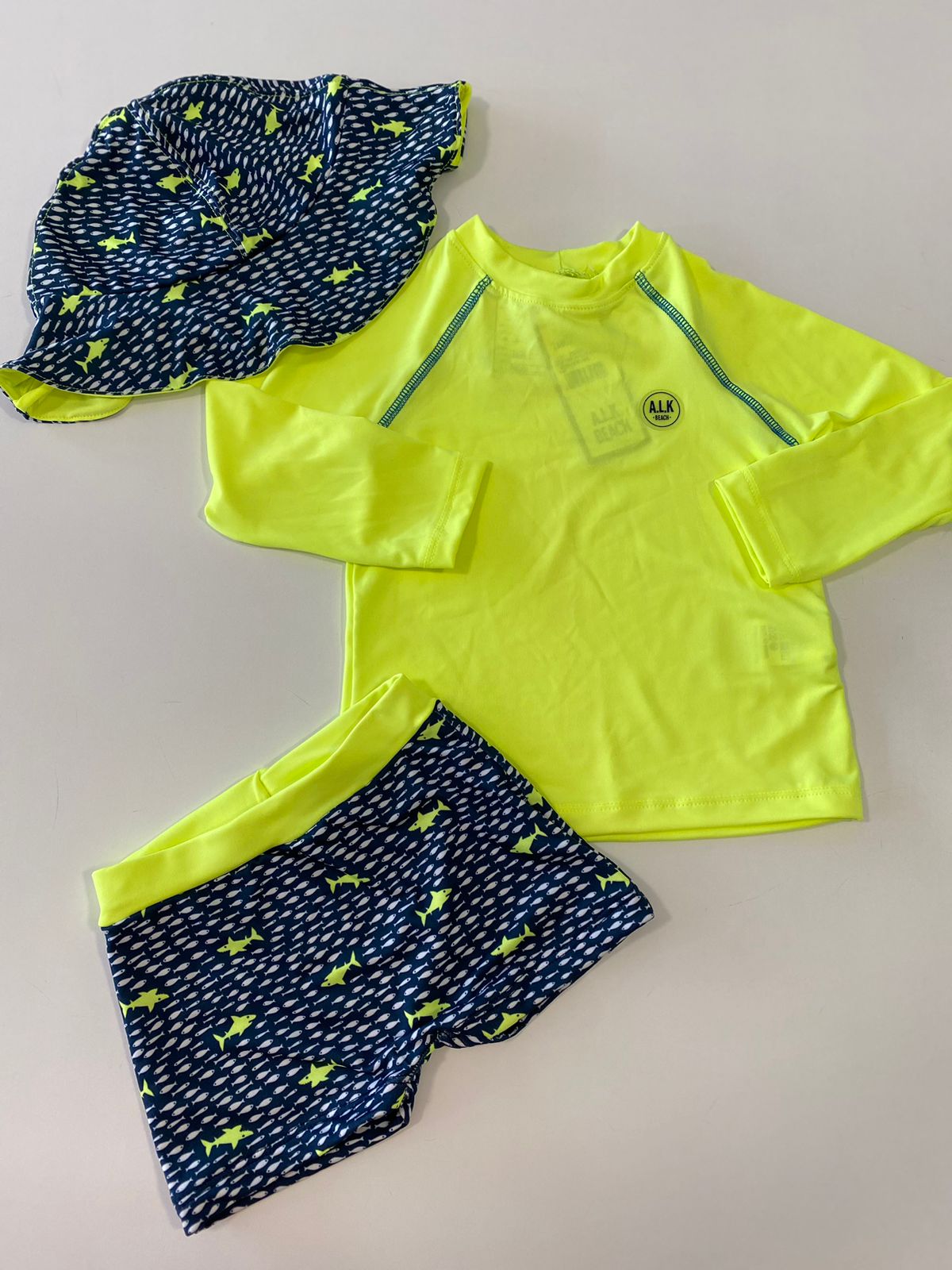 Conjunto Camiseta Manga Longa e Sunga e  Chapéu Piscina