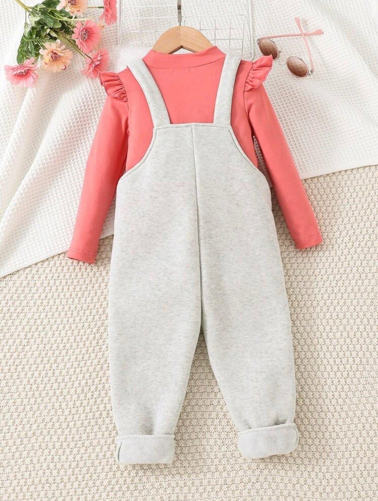 y Jardineira Moletom Cinza e Blusa Rosa