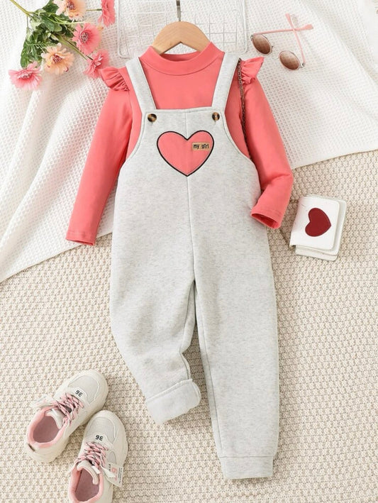 y Jardineira Moletom Cinza e Blusa Rosa