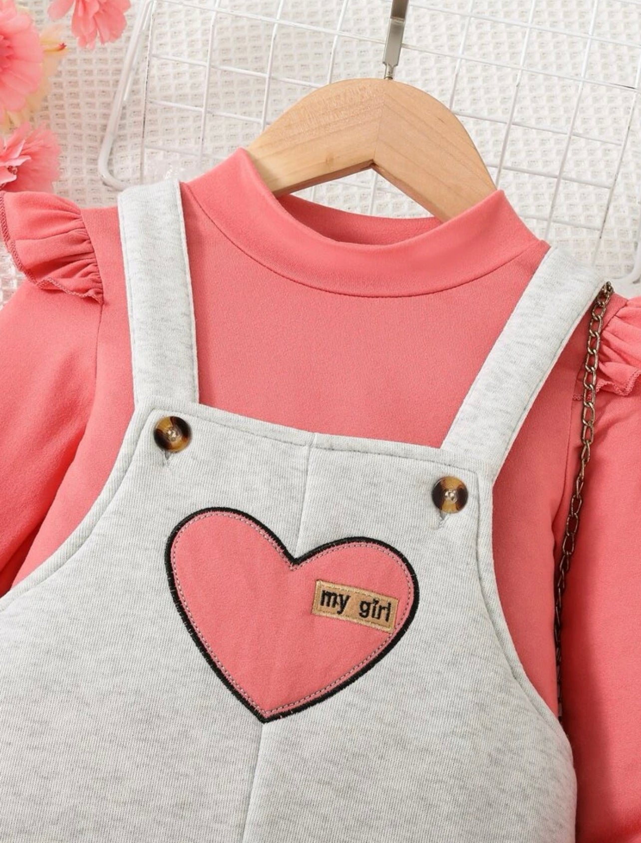 y Jardineira Moletom Cinza e Blusa Rosa