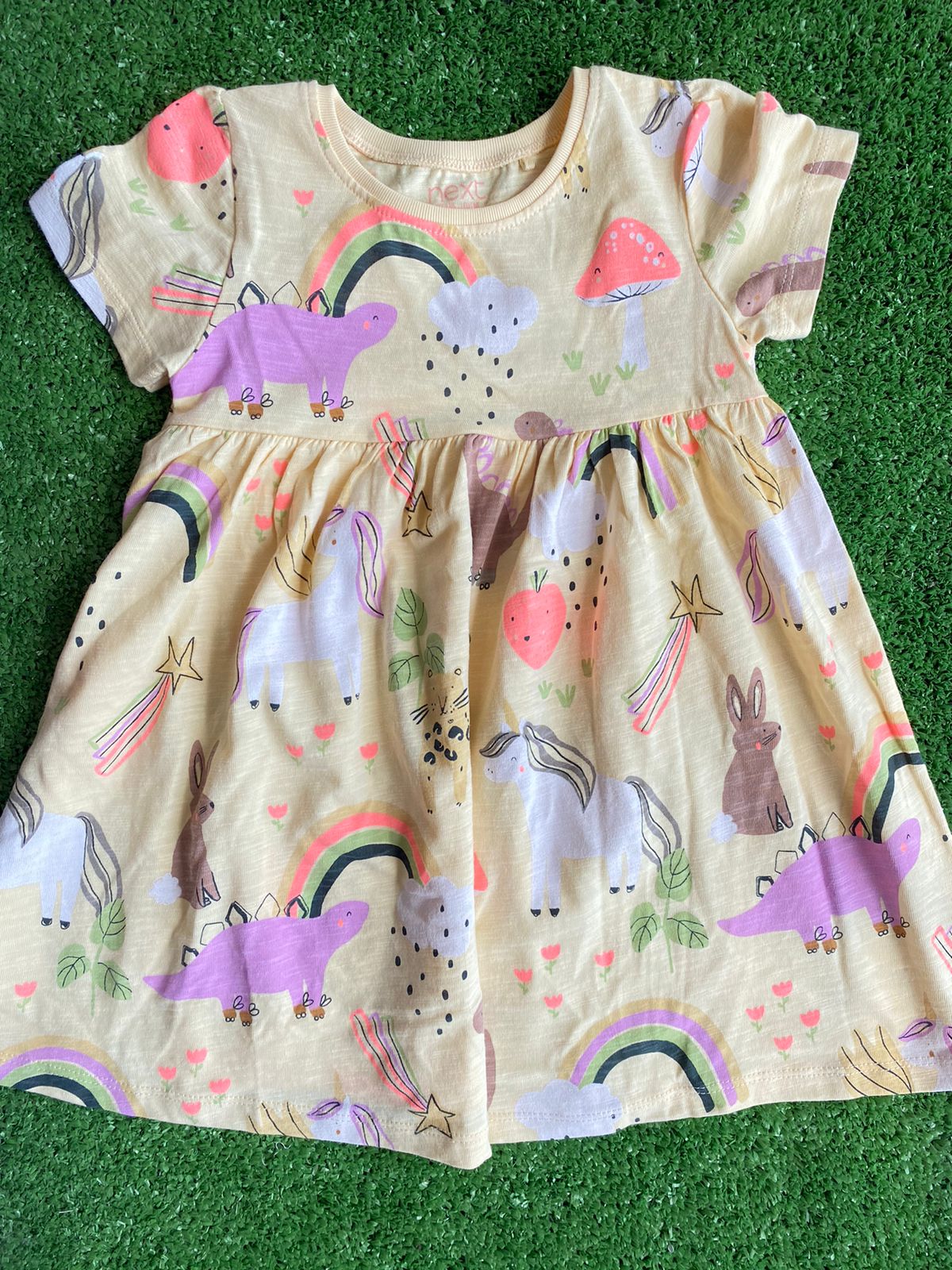 y Vestido Bege de Bichinhos