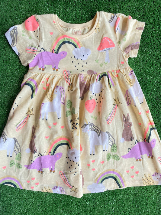 y Vestido Bege de Bichinhos