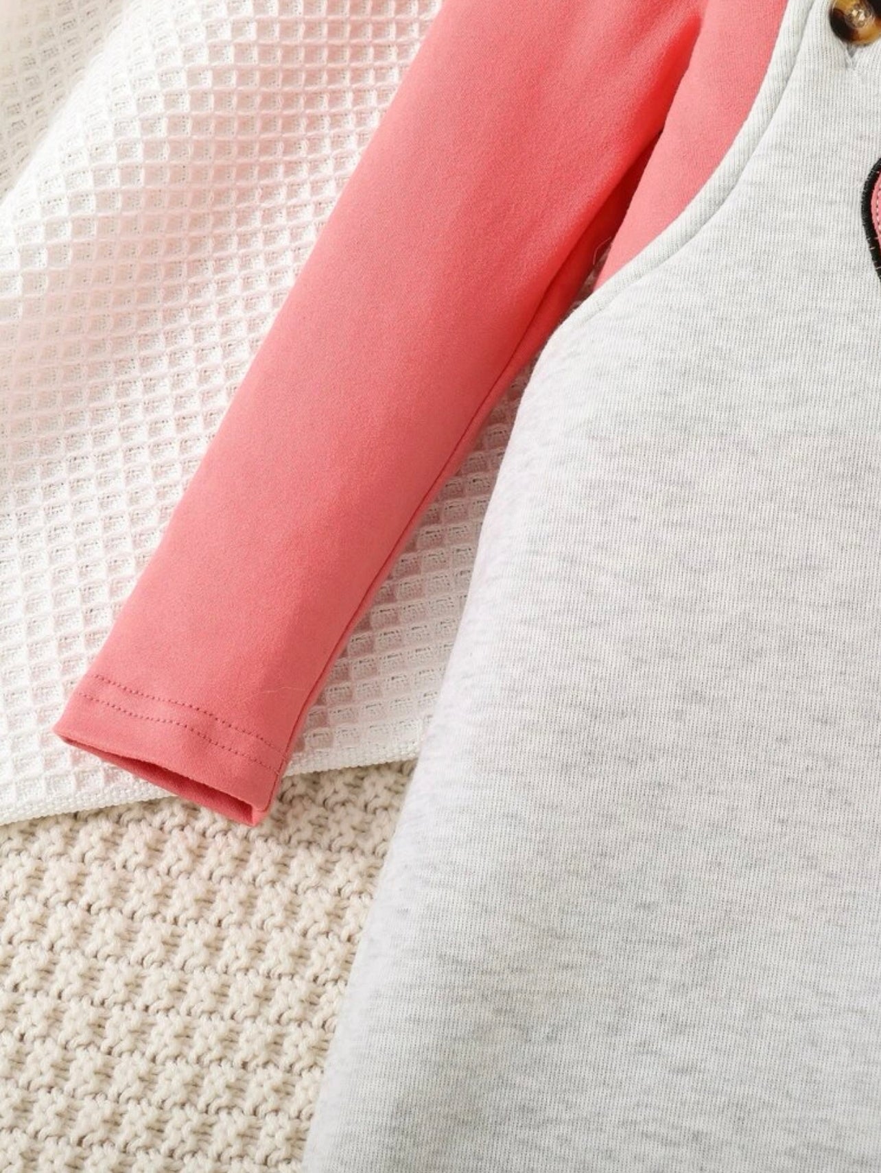 y Jardineira Moletom Cinza e Blusa Rosa